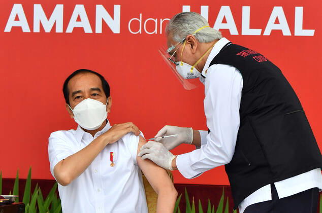 News Bilder des Tages (210113) -- JAKARTA, Jan. 13, 2021 -- Indonesian President Joko Widodo receives the COVID-19 vaccine shot developed by China s biopharmaceutical company Sinovac Biotech at Presidential Palace in Jakarta, Indonesia, Jan. 13, 2021. The president, widely known as Jokowi, is the first Indonesian vaccinated to show that the vaccine is safe. ( Presidential Press Bureau Handout via Xinhua) INDONESIA-JAKARTA-PRESIDENT-VACCINE-COVID-19 AgusxSuparto 
