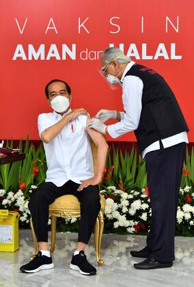 (210113) -- JAKARTA, Jan. 13, 2021 -- Indonesian President Joko Widodo receives the COVID-19 vaccine shot developed by China s biopharmaceutical company Sinovac Biotech at Presidential Palace in Jakarta, Indonesia, Jan. 13, 2021. The president, widely known as Jokowi, is the first Indonesian vaccinated to show that the vaccine is safe. ( Presidential Press Bureau Handout via Xinhua) INDONESIA-JAKARTA-PRESIDENT-VACCINE-COVID-19 AgusxSuparto 