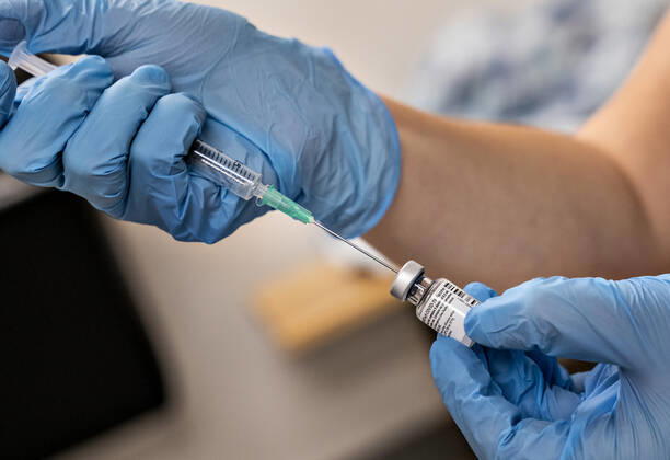 En laege forbereder covid-19 vaccine til vaccination af +65 borgere, som baade faar personlig pleje og praktisk bistand fra kommunen, i Brovst Hallen, onsdag den 13. januar 2021. Her indvies med andre ord et af de 22 naere vaccinationssteder, der er blevet oprettet til denne maalgruppe af borgere.. , Brovst Jylland Denmark Copyright: HenningxBagger HenningxBaggerx COP102 spdk20210113-131615-L