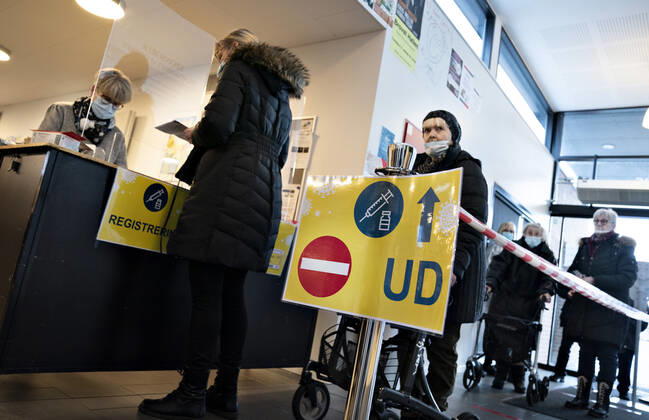 Vaccination af +65 borgere, som baade faar personlig pleje og praktisk bistand fra kommunen, er her igang i Brovst Hallen, onsdag den 13. januar 2021. Her indvies med andre ord et af de 22 naere vaccinationssteder, der er blevet oprettet til denne maalgruppe af borgere.. , Brovst Jylland Denmark Copyright: HenningxBagger HenningxBaggerx COP102 spdk20210113-132725-L
