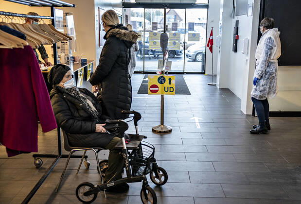 Vaccination af +65 borgere, som baade faar personlig pleje og praktisk bistand fra kommunen, er her igang i Brovst Hallen, onsdag den 13. januar 2021. Her indvies med andre ord et af de 22 naere vaccinationssteder, der er blevet oprettet til denne maalgruppe af borgere.. , Brovst Jylland Denmark Copyright: HenningxBagger HenningxBaggerx COP102 spdk20210113-132918-L