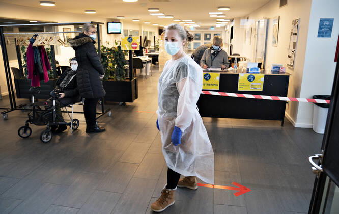 Vaccination af +65 borgere, som baade faar personlig pleje og praktisk bistand fra kommunen, er her igang i Brovst Hallen, onsdag den 13. januar 2021. Her indvies med andre ord et af de 22 naere vaccinationssteder, der er blevet oprettet til denne maalgruppe af borgere.. , Brovst Jylland Denmark Copyright: HenningxBagger HenningxBaggerx COP102 spdk20210113-133031-L