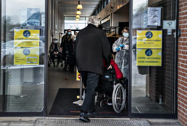 Vaccination af +65 borgere, som baade faar personlig pleje og praktisk bistand fra kommunen, er her igang i Brovst Hallen, onsdag den 13. januar 2021. Her indvies med andre ord et af de 22 naere vaccinationssteder, der er blevet oprettet til denne maalgruppe af borgere.. , Brovst Jylland Denmark Copyright: HenningxBagger HenningxBaggerx COP102 spdk20210113-133603-L
