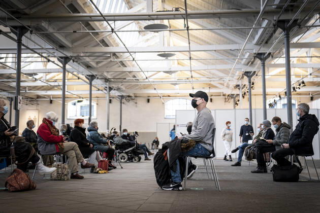 Lasse Spangenberg modtager første stik i forbindelse med at det første vaccinecenter i Region Hovedstaden abner i Øksnehallen, ved Halmtorvet i København, onsdag den 13. januar 2021.. , København Danmark Copyright: RitzauxScanpix MadsxClausxRasmussenx COP101 spdk20210113-133800-L