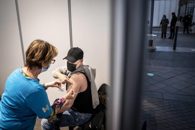 Lasse Spangenberg modtager foerste stik i forbindelse med at det foerste vaccinecenter i Region Hovedstaden aabner i OEksnehallen, ved Halmtorvet i Koebenhavn, onsdag den 13. januar 2021.. , Copenhagen Denmark Copyright: RitzauxScanpix MadsxClausxRasmussenx COP101 spdk20210113-133814-L