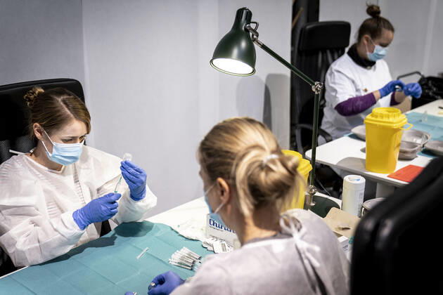 Sproejter traekkes op og goeres klar i forbindelse med at det foerste vaccinecenter i Region Hovedstaden aabner i OEksnehallen, ved Halmtorvet i Koebenhavn, onsdag den 13. januar 2021.. , Copenhagen Denmark Copyright: RitzauxScanpix MadsxClausxRasmussenx COP101 spdk20210113-133833-L