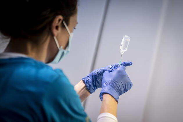 Sproejter traekkes op og goeres klar i forbindelse med at det foerste vaccinecenter i Region Hovedstaden aabner i OEksnehallen, ved Halmtorvet i Koebenhavn, onsdag den 13. januar 2021.. , Copenhagen Denmark Copyright: RitzauxScanpix MadsxClausxRasmussenx COP101 spdk20210113-133842-L