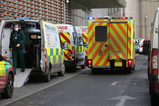 11 01 2021. London, United Kingdom. Lines of ambulances and a steady stream of patients arriving as the Covid-19 virus reaches a new peak. Royal London Hospital. Whitechapel.  Copyright: xMarkxThomasx xParsonsxMediax PAR-7018-0001