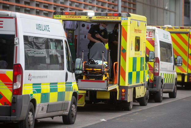 11 01 2021. London, United Kingdom. Lines of ambulances and a steady stream of patients arriving as the Covid-19 virus reaches a new peak. Royal London Hospital. Whitechapel.  Copyright: xMarkxThomasx xParsonsxMediax PAR-7018-0003