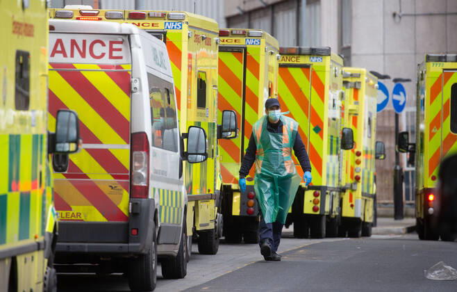 11 01 2021. London, United Kingdom. Lines of ambulances and a steady stream of patients arriving as the Covid-19 virus reaches a new peak. Royal London Hospital. Whitechapel.  Copyright: xMarkxThomasx xParsonsxMediax PAR-7018-0004