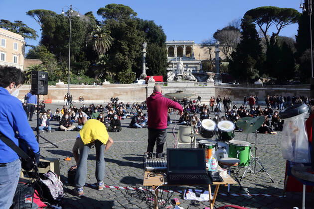 January 13, , 2021 - Roman students during a pageful demonstration to demand the reopening of schools closed for the lockdown pandemic restrictions, in People Square in Rome. . Credit Image: via ZUMA Wire) Romne, Italy - ZUMAi15_ 20210113_zaf_i15_017 Copyright: xEvandroxInettix