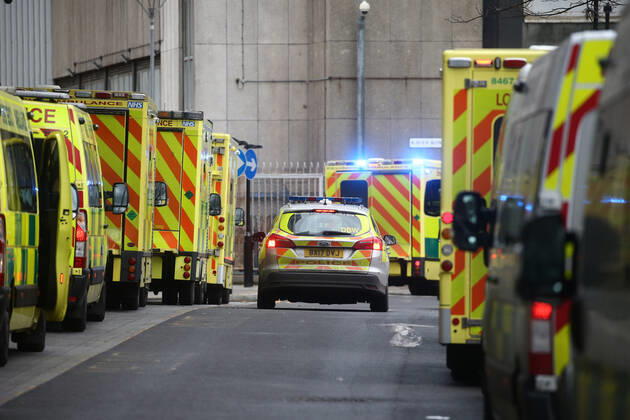 11 01 2021. London, United Kingdom. Lines of ambulances and a steady stream of patients arriving as the Covid-19 virus reaches a new peak. Royal London Hospital. Whitechapel.  Copyright: xMarkxThomasx xParsonsxMediax PAR-7018-0005
