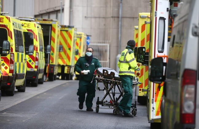 11 01 2021. London, United Kingdom. Lines of ambulances and a steady stream of patients arriving as the Covid-19 virus reaches a new peak. Royal London Hospital. Whitechapel.  Copyright: xMarkxThomasx xParsonsxMediax PAR-7018-0006