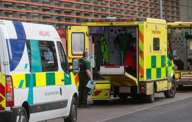 11 01 2021. London, United Kingdom. Lines of ambulances and a steady stream of patients arriving as the Covid-19 virus reaches a new peak. Royal London Hospital. Whitechapel.  Copyright: xMarkxThomasx xParsonsxMediax PAR-7018-0009