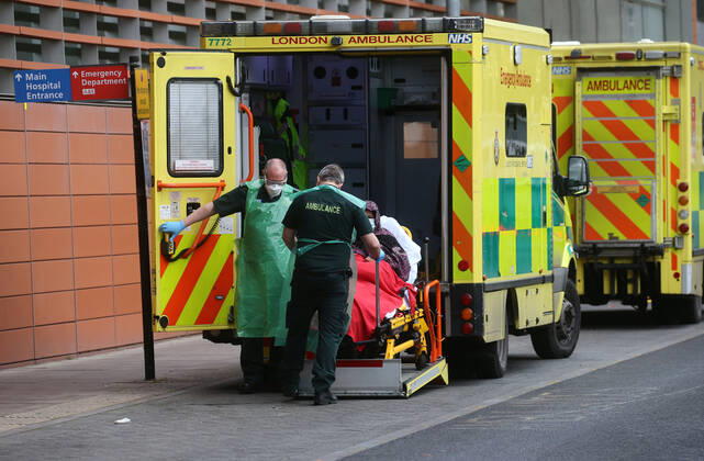 11 01 2021. London, United Kingdom. Lines of ambulances and a steady stream of patients arriving as the Covid-19 virus reaches a new peak. Royal London Hospital. Whitechapel.  Copyright: xMarkxThomasx xParsonsxMediax PAR-7018-0010