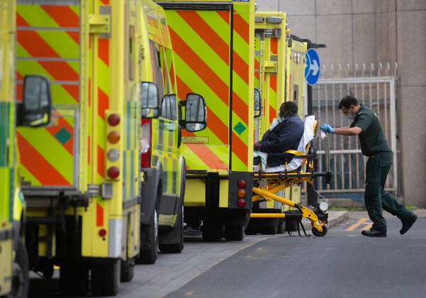 11 01 2021. London, United Kingdom. Lines of ambulances and a steady stream of patients arriving as the Covid-19 virus reaches a new peak. Royal London Hospital. Whitechapel.  Copyright: xMarkxThomasx xParsonsxMediax PAR-7018-0011