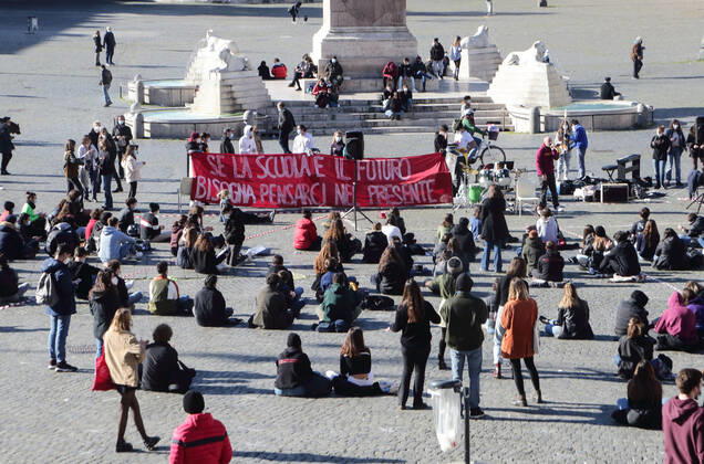 January 13, , 2021 - Roman students during a pageful demonstration to demand the reopening of schools closed for the lockdown pandemic restrictions, in People Square in Rome. . Credit Image: via ZUMA Wire) Romne, Italy - ZUMAi15_ 20210113_zaf_i15_024 Copyright: xEvandroxInettix