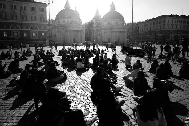 January 13, , 2021 - Roman students during a pageful demonstration to demand the reopening of schools closed for the lockdown pandemic restrictions, in People Square in Rome. . Credit Image: via ZUMA Wire) Romne, Italy - ZUMAi15_ 20210113_zaf_i15_025 Copyright: xEvandroxInettix
