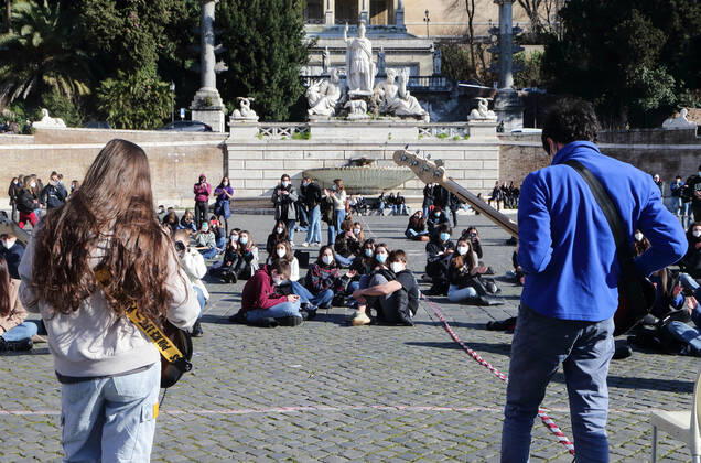 January 13, , 2021 - Roman students during a pageful demonstration to demand the reopening of schools closed for the lockdown pandemic restrictions, in People Square in Rome. . Credit Image: via ZUMA Wire) Romne, Italy - ZUMAi15_ 20210113_zaf_i15_028 Copyright: xEvandroxInettix