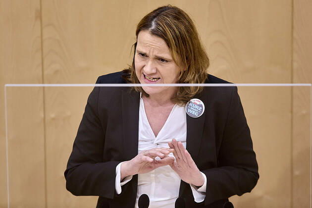 - Wien 13.01.2021 - Parlament Nationalrat Sondersitzung zum Coronavirus - Während der heutigen Sondersitzung wurde u.a. über den Stand bei den Impfungen, das Reintesten sowie die aktuelle Situation der Coronavirus-Mutation B.1.1.7 debattiert . PHOTO: die FPÖ-Abgeordnete Dagmar Belakowitsch am Rednerpult. Vienna (AUSTRIA) - Parliament National Council special session on the corona virus - During today s special session, among other things, the status of vaccinations, the so called free-testing and the current situation of the coronavirus mutation B.1.1.7 were debated. Nationalrat Sondersitzungzung Coronavirus