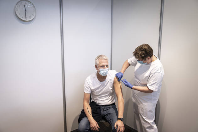 Soeren Bjoern Jensen modtager foerste stik i forbindelse med at det foerste vaccinecenter i Region Hovedstaden aabner i OEksnehallen, ved Halmtorvet i Koebenhavn, onsdag den 13. januar 2021.. , Copenhagen Denmark Copyright: RitzauxScanpix MadsxClausxRasmussenx cop101 spdk20210113-151518-L