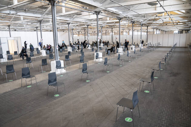 Venteomraade i forbindelse med at det foerste vaccinecenter i Region Hovedstaden aabner i OEksnehallen, ved Halmtorvet i Koebenhavn, onsdag den 13. januar 2021.. , Copenhagen Denmark Copyright: RitzauxScanpix MadsxClausxRasmussenx cop101 spdk20210113-151557-L