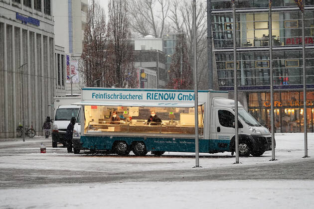 Trauriges Marktgeschehen 13.01.2021,Chemnitz, Makt, Marktage trist, durch die Coronavorschriften und das winterliche Wetter stehen am späten Nachmittag nur wenige Händler auf dem Markt und noch weniger Kunden sind zu sehen Chemnitz Sachsen BRD