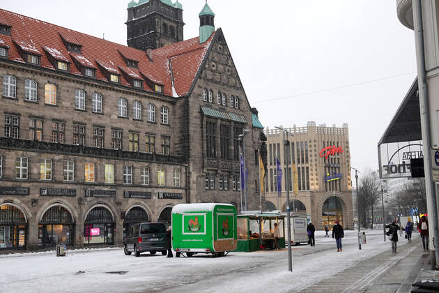 Trauriges Marktgeschehen 13.01.2021,Chemnitz, Makt, Marktage trist, durch die Coronavorschriften und das winterliche Wetter stehen am späten Nachmittag nur wenige Händler auf dem Markt und noch weniger Kunden sind zu sehen Chemnitz Sachsen BRD