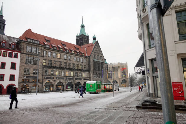 Trauriges Marktgeschehen 13.01.2021,Chemnitz, Makt, Marktage trist, durch die Coronavorschriften und das winterliche Wetter stehen am späten Nachmittag nur wenige Händler auf dem Markt und noch weniger Kunden sind zu sehen Chemnitz Sachsen BRD