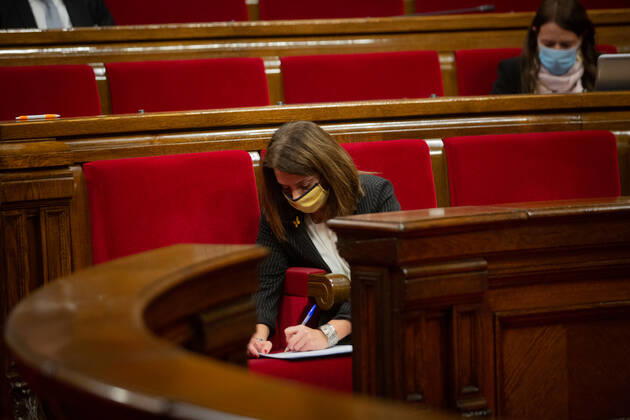 The Councillor of Presidency and spokesperson of the Government, Meritxell Budo, writes during a session held at the Permanent Delegation of the Parliament, in Barcelona, Catalonia, (Spain), on January 13, 2021. The session was convened to report on the latest measures taken to combat the coronavirus pandemic. 13 JANUARY 2021;COVID;PANDEMIC;CATALONIA;PARLAMENT David Zorrakino LagenciaEP 01 13 2021 Barcelona, (Catalonia) Barcelona, (Catalonia) Spain Copyright: xDavidxZorrakinox 3515315