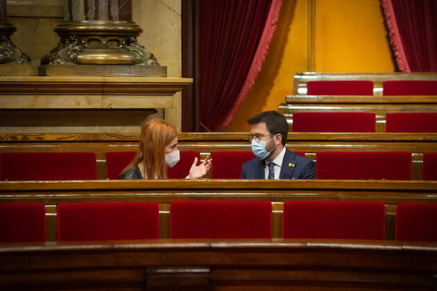 The president of the communes in the Parliament, Jà ssica Albiach, talks with the vice-president of the Government in function of president and candidate of ERC to the elections, Pere Aragonà s, during a session in the Permanent Delegation of the Parliament, in Barcelona, Catalonia, (Spain), on January 13, 2021. The session has been convened to report on the latest measures taken to combat the coronavirus pandemic. 13 JANUARY 2021;COVID;PANDEMIC;CATALONIA;PARLAMENT David Zorrakino LagenciaEP 01 13 2021 Barcelona, (Catalonia) Barcelona, (Catalonia) Spain Copyright: xDavidxZorrakinox 3516059