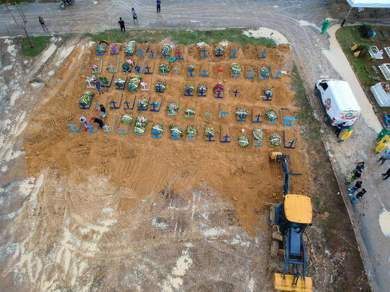 MANAUS, AM - 13.01.2021: ENTERROS DE COVID EM NOVO LOCAL EM MANAUS - Burials of people who died because of Covid-19, this Wednesday afternoon (13th), at the Nossa Senhora Aparecida cemetery in Manaus (AM). x2017243x  SandroxPereira