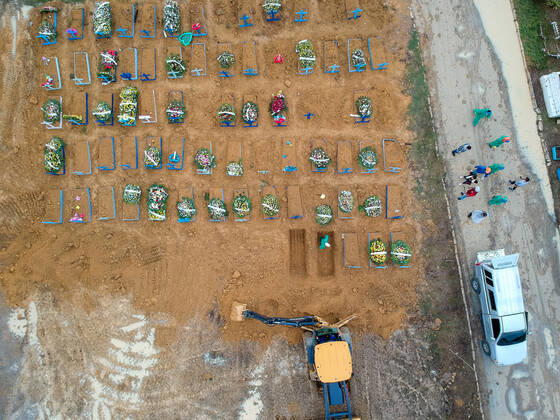 MANAUS, AM - 13.01.2021: ENTERROS DE COVID EM NOVO LOCAL EM MANAUS - Burials of people who died because of Covid-19, this Wednesday afternoon (13th), at the Nossa Senhora Aparecida cemetery in Manaus (AM). x2017252x  SandroxPereira