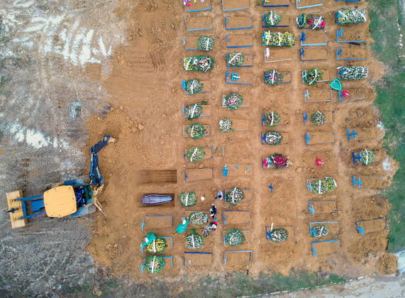 MANAUS, AM - 13.01.2021: ENTERROS DE COVID EM NOVO LOCAL EM MANAUS - Burials of people who died because of Covid-19, this Wednesday afternoon (13th), at the Nossa Senhora Aparecida cemetery in Manaus (AM). x2017260x  SandroxPereira