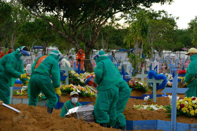 MANAUS, AM - 13.01.2021: ENTERROS DE COVID EM NOVO LOCAL EM MANAUS - Burials of people who died because of Covid-19, this Wednesday afternoon (13th), at the Nossa Senhora Aparecida cemetery in Manaus (AM). x2017288x  SandroxPereira