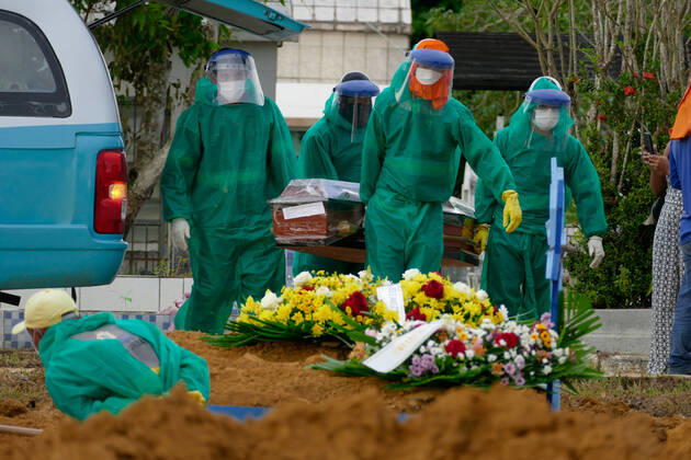 MANAUS, AM - 13.01.2021: ENTERROS DE COVID EM NOVO LOCAL EM MANAUS - Burials of people who died because of Covid-19, this Wednesday afternoon (13th), at the Nossa Senhora Aparecida cemetery in Manaus (AM). x2017293x  SandroxPereira