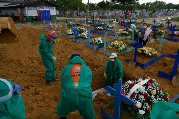 MANAUS, AM - 13.01.2021: ENTERROS DE COVID EM NOVO LOCAL EM MANAUS - Burials of people who died because of Covid-19, this Wednesday afternoon (13th), at the Nossa Senhora Aparecida cemetery in Manaus (AM). x2017301x  SandroxPereira