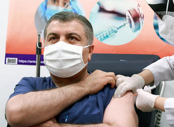 (210114) -- ANKARA, Jan. 14, 2021 () -- Turkish Health Minister Fahrettin Koca receives a dose of China s Sinovac COVID-19 vaccine in Ankara, Turkey, Jan. 13, 2021. () TURKEY-ANKARA-HEALTH MINISTER-SINOVAC VACCINE Xinhua 