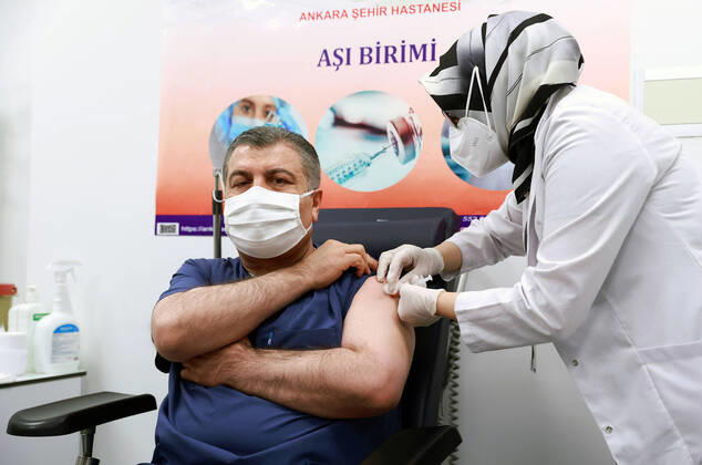 News Bilder des Tages (210114) -- ANKARA, Jan. 14, 2021 () -- Turkish Health Minister Fahrettin Koca receives a dose of China s Sinovac COVID-19 vaccine in Ankara, Turkey, Jan. 13, 2021. () TURKEY-ANKARA-HEALTH MINISTER-SINOVAC VACCINE Xinhua 