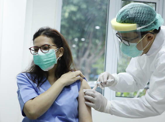 (210114) -- JAKARTA, Jan. 14, 2021 -- A medical worker receives inoculation of China s Sinovac COVID-19 vaccine at Cipto Mangunkusumo Hospital in downtown Jakarta, Indonesia, Jan. 14, 2021. Indonesia begins its large scale vaccination on Thursday. ) INDONESIA-JAKARTA-COVID-19-VACCINATION YexPingfan 