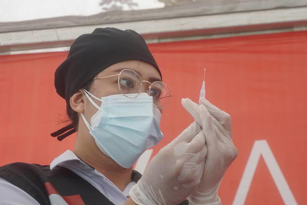 January 14, 2021, Denpasar, Bali, Indonesia: A medical health worker prepares the Sinovac vaccine before injected towards the patient. Bali to start the first dose of Covid-19 vaccination program towards the public servants official and the health workers, which held at Bali Mandara Hospital. Denpasar Indonesia - ZUMAb245 20210114_zip_b245_002 Copyright: xDickyxBisinglasix