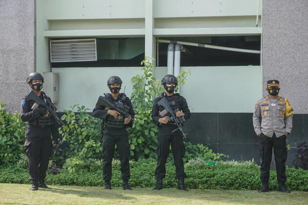 January 14, 2021, Denpasar, Bali, Indonesia: Policemen stand a guard durinng the vaccination process. Bali to start the first dose of Covid-19 vaccination program towards the public servants official and the health workers, which held at Bali Mandara Hospital. Denpasar Indonesia - ZUMAb245 20210114_zip_b245_005 Copyright: xDickyxBisinglasix
