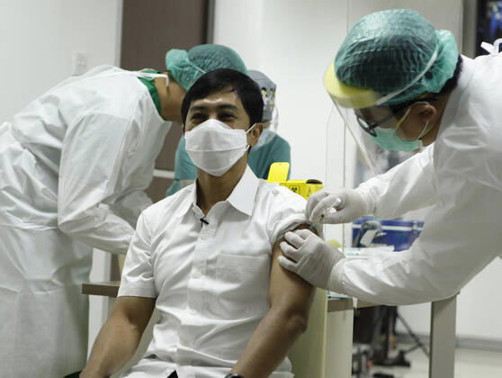 (210114) -- JAKARTA, Jan. 14, 2021 -- Indonesian Vice Health Minister Dante Saksono receives China s Sinovac COVID-19 vaccine at Cipto Mangunkusumo Hospital in downtown Jakarta, Indonesia, Jan. 14, 2021. Indonesia begins its large scale vaccination on Thursday. ) INDONESIA-JAKARTA-COVID-19-VACCINATION YexPingfan 