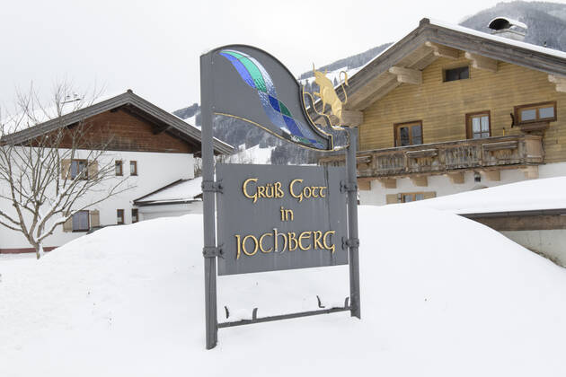 AUT, 2021-01-13; REPORTAGE FEATURE - FAELLE DER VIRUSMUTATION (BRITEN-VIRUS) IN JOCHBERG IN TIROL: ORTSTAFEL VON JOCHBERG ;
