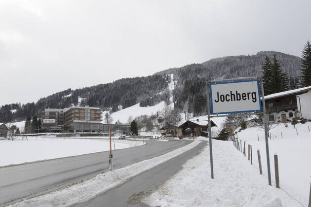 AUT, 2021-01-13; REPORTAGE FEATURE - FAELLE DER VIRUSMUTATION (BRITEN-VIRUS) IN JOCHBERG IN TIROL: ORTSTAFEL VON JOCHBERG ;