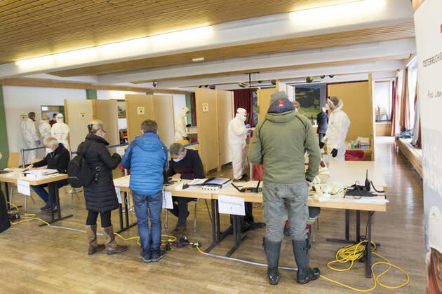 AUT, 2021-01-13; REPORTAGE FEATURE - FAELLE DER VIRUSMUTATION (BRITEN-VIRUS) IN JOCHBERG IN TIROL: TESTSTRASSE IM KULTURHAUS VON JOCHBERG ;