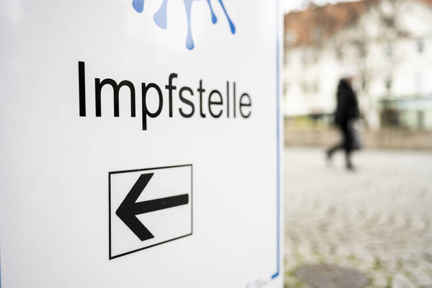 COVID-19 IMPFZENTRUM IM WEIMAR ÖFFNET 13 01 2021 - Weimar: Am Eingang zum mon ami in Weimar, Thüringen, weißt ein Schild den Weg zur Impfstelle am 13. Januar 2021. Der Freistaat Thüringen hat am 13. Januar 2021 mit den Anti COVID-19 Impfungen in den Impfzentren begonnen. _________________