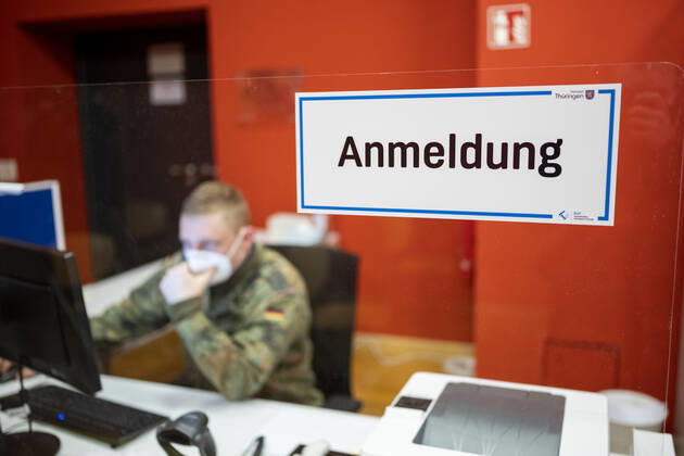 COVID-19 IMPFZENTRUM IM WEIMAR ÖFFNET 13 01 2021 - Weimar: Soldaten der Bundeswehr helfen bei der Anmeldung im mon ami in Weimar, Thüringen, am 13. Januar 2021. Der Freistaat Thüringen hat am 13. Januar 2021 mit den Anti COVID-19 Impfungen in den Impfzentren begonnen. _________________