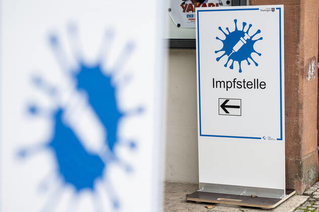 COVID-19 IMPFZENTRUM IM WEIMAR ÖFFNET 13 01 2021 - Weimar: Ein Schild am Eingang der Impfstelle zum mon ami in Weimar, Thüringen, am 13. Januar 2021. Der Freistaat Thüringen hat am 13. Januar 2021 mit den Anti COVID-19 Impfungen in den Impfzentren begonnen. _________________