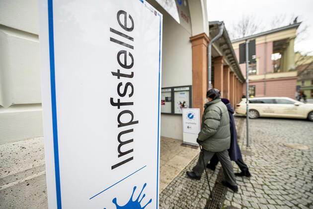 COVID-19 IMPFZENTRUM IM WEIMAR ÖFFNET 13 01 2021 - Weimar: Ein Schild am Eingang der Impfstelle zum mon ami in Weimar, Thüringen, am 13. Januar 2021. Der Freistaat Thüringen hat am 13. Januar 2021 mit den Anti COVID-19 Impfungen in den Impfzentren begonnen. _________________